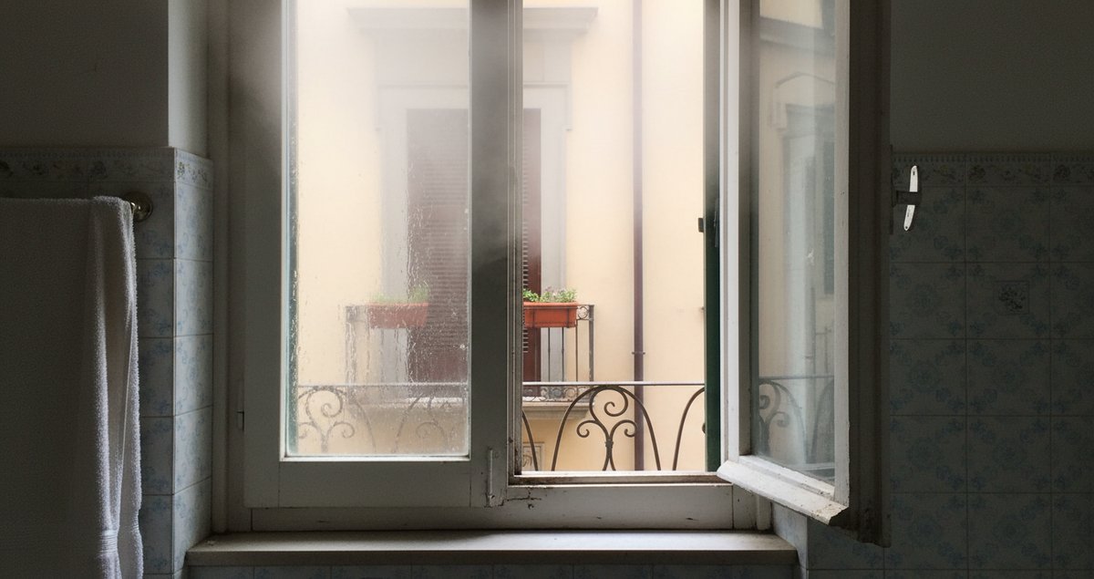 apri-la-finestra-dopo-la-doccia-aria-fresca-ventola-muffa-umidita